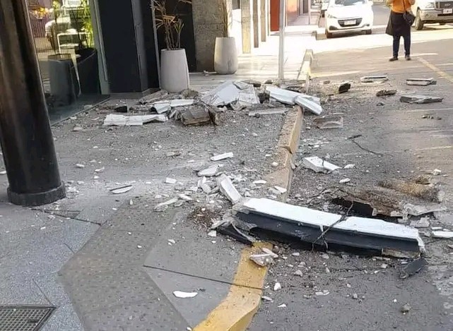 Casi una tragedia: se cayó el techo de un local en plena vereda