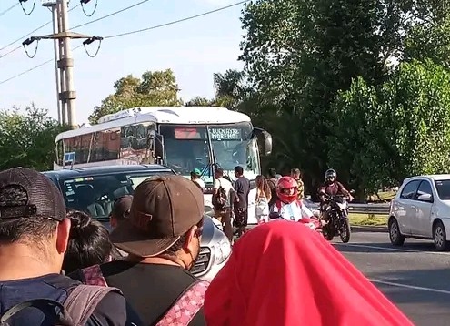 Cansados de que no pare el 57, usuarios se pusieron delante del colectivo