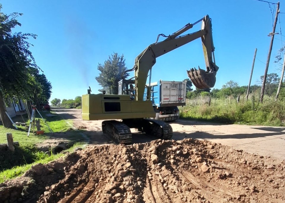 Comenzaron a pavimentar la calle Tarija