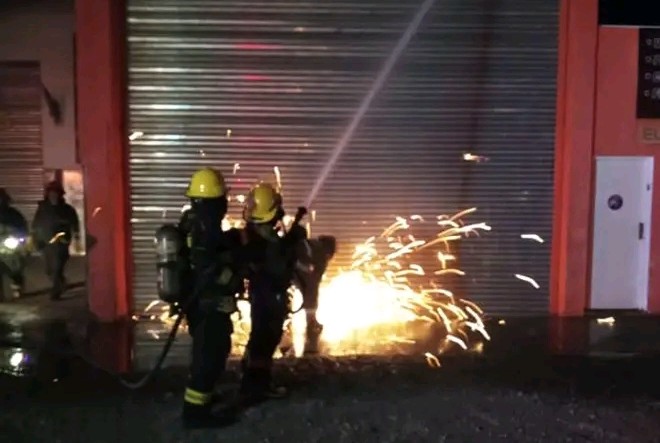 Se incendió una concesionaria sobre la Ruta 28