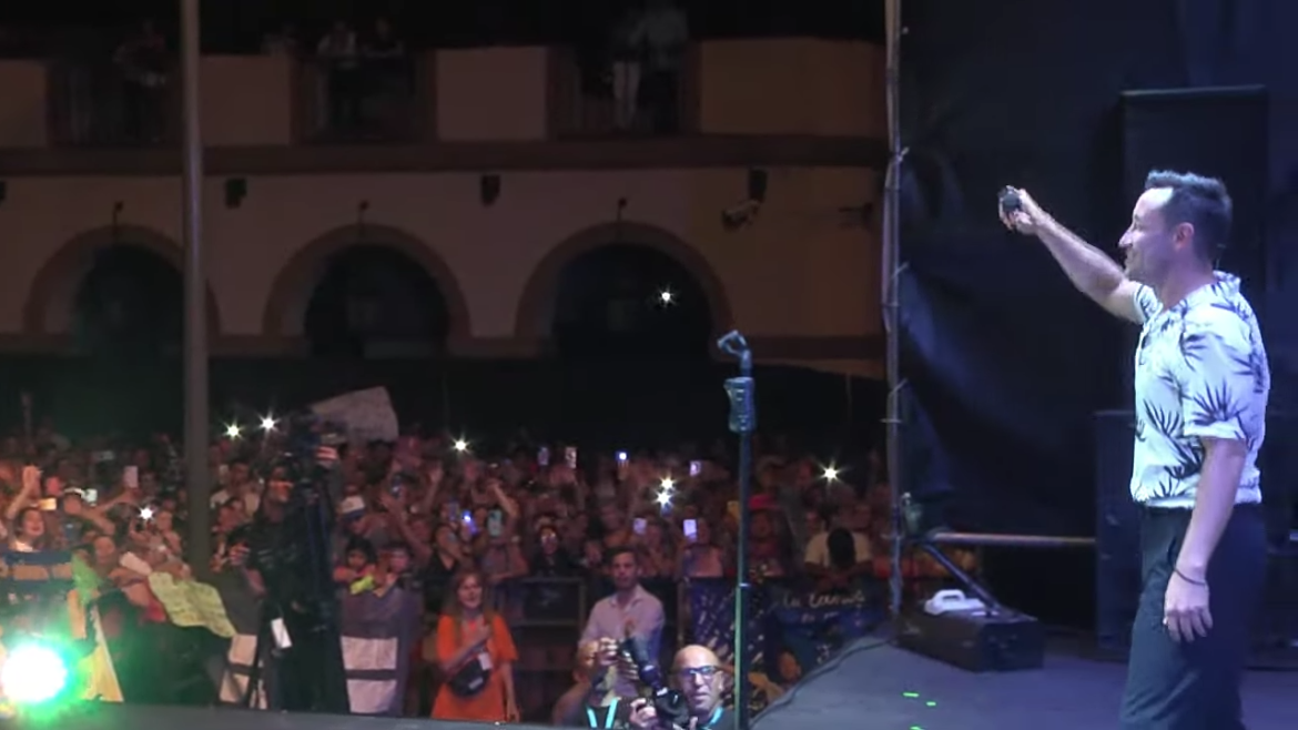 Luján a los pies de Luciano