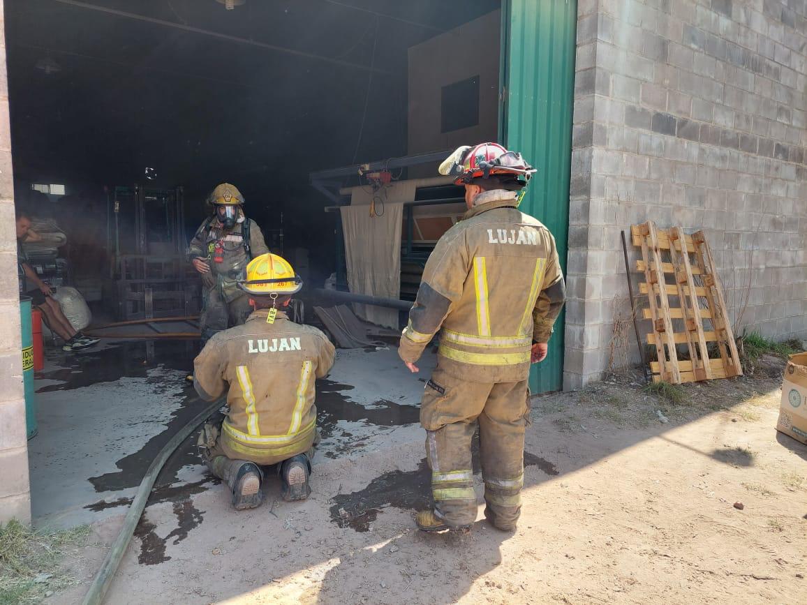 Se prendió fuego un galpón en el barrio Santa Elena