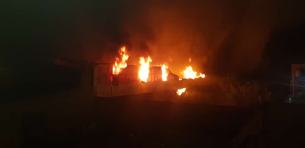 Impresionante incendio de papelera