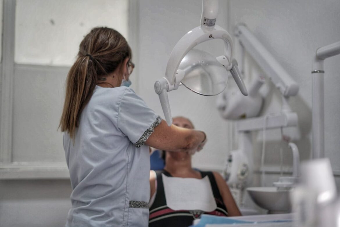 Brindan prótesis dentales gratuitas