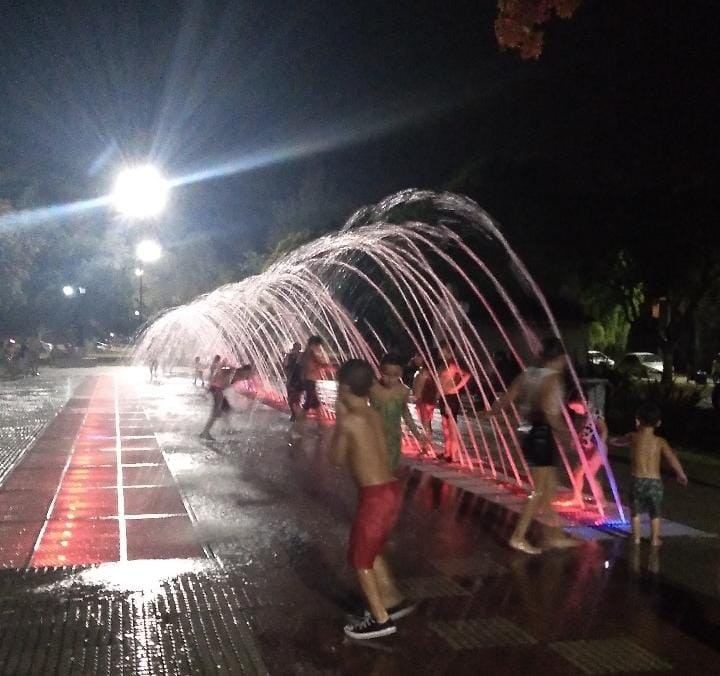 Sábado caluroso: todos a la fuente