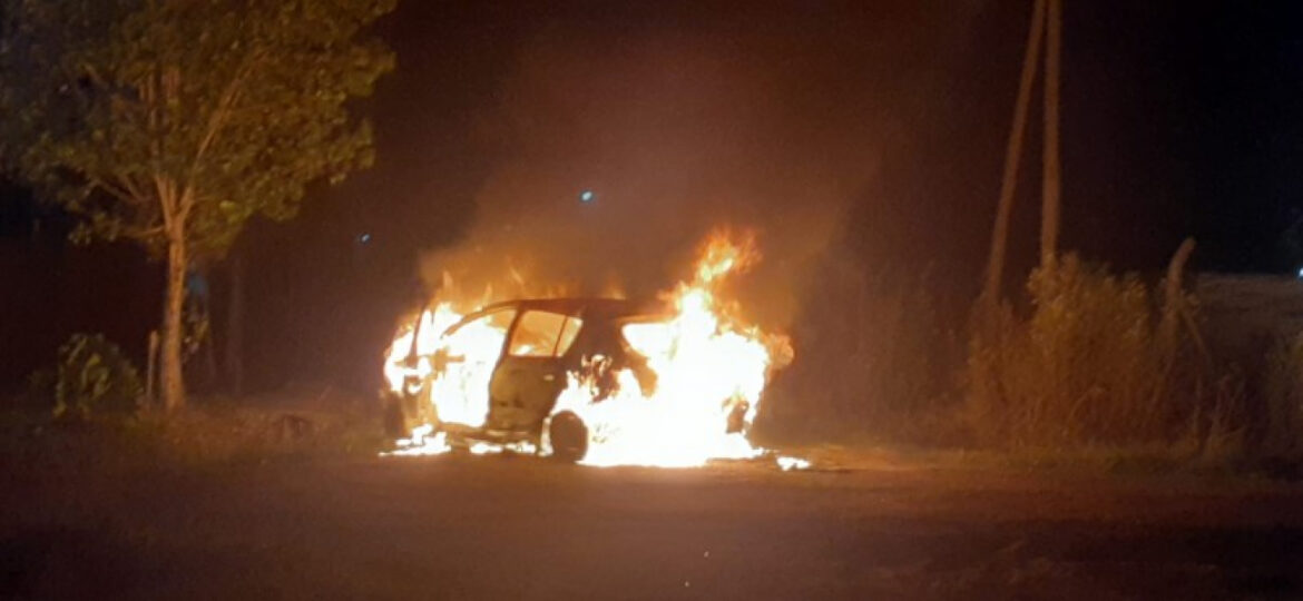 Otra vez incendiaron un auto en el barrio Los Aromos