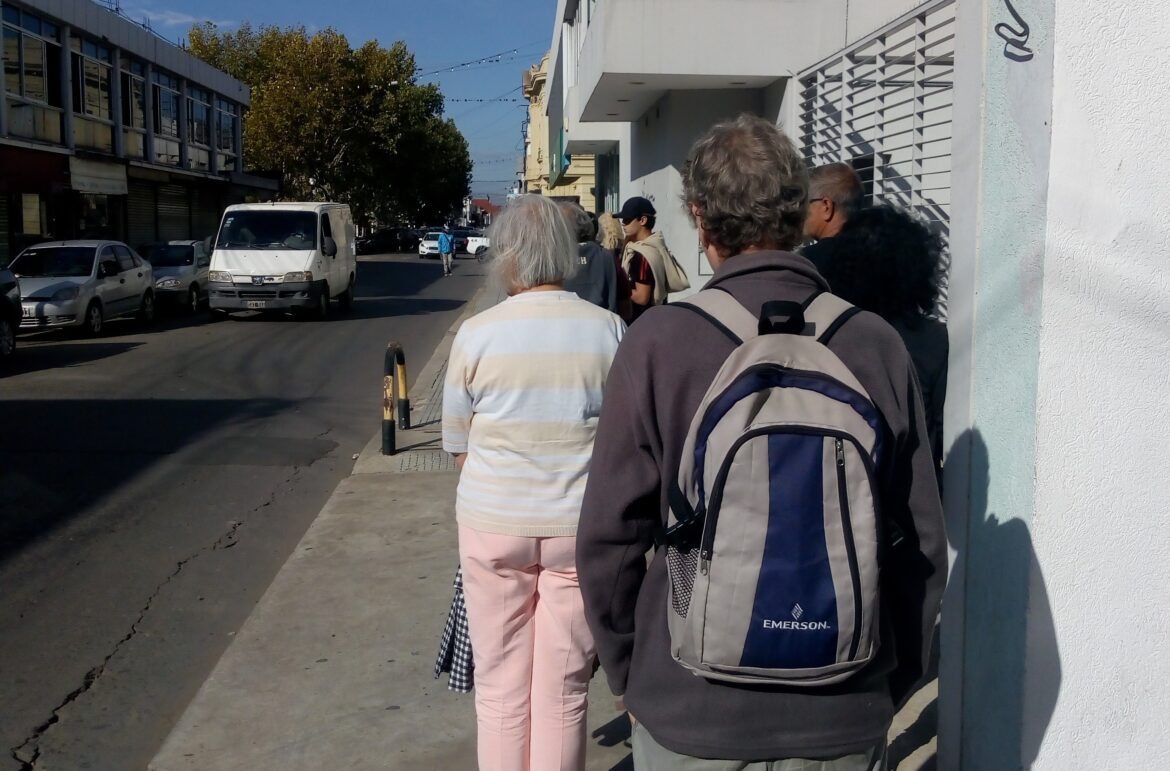 Por el fin de semana largo, mucha gente en los bancos