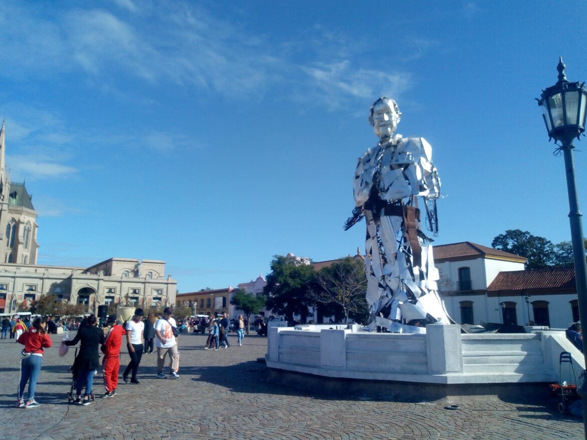 Avanza la insólita escultura del Papa Francisco en Luján