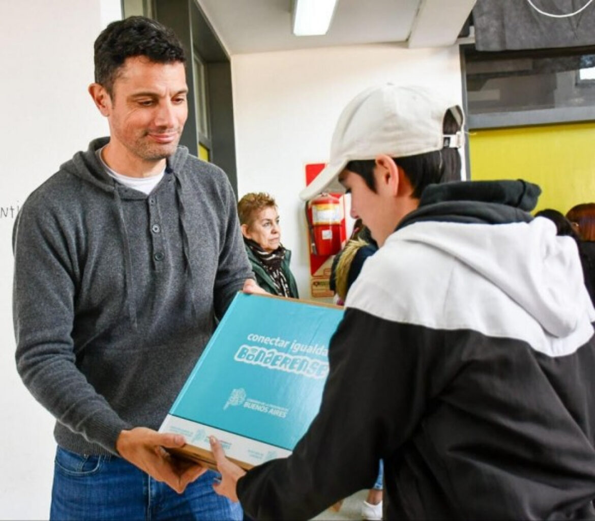 Continua la entrega de netbooks en Gral. Rodríguez