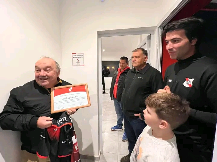 El Club Luján reconoció al histórico periodista Alfredo Attili