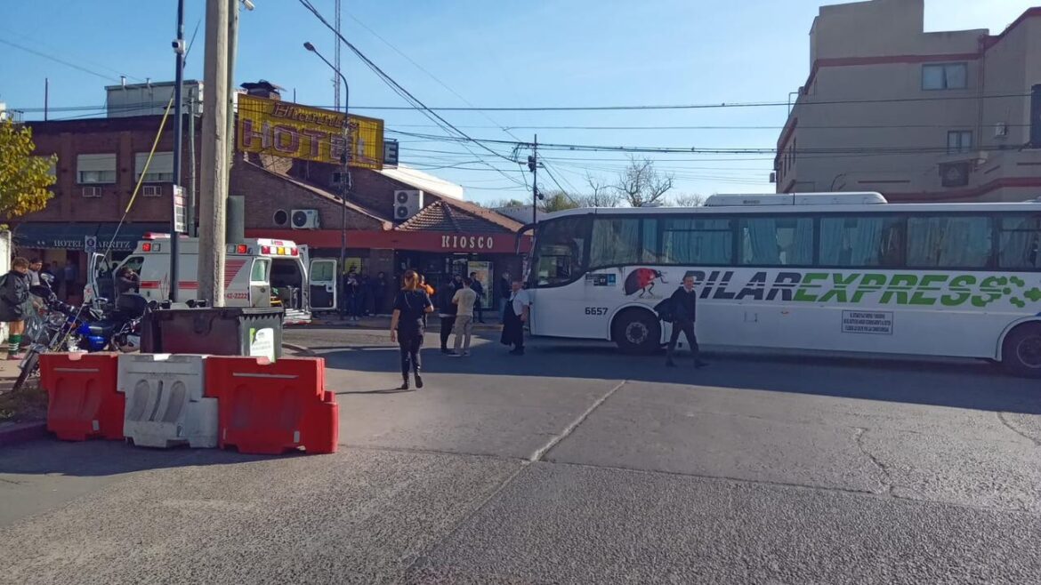 Fuerte accidente entre un colectivo y un auto