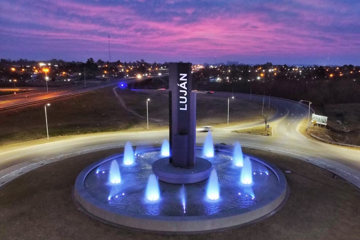 Encendieron la nueva fuente de agua del principal acceso a Luján y habló Boto