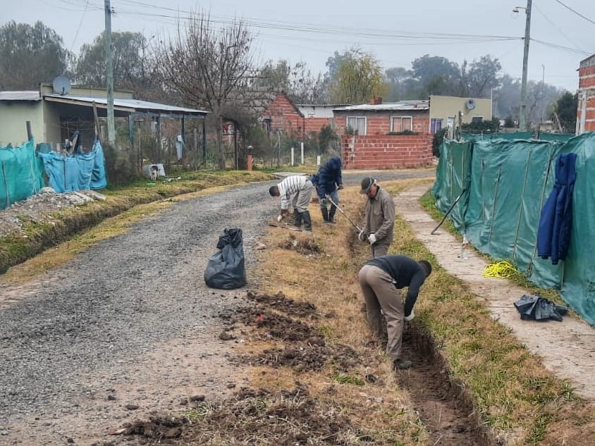 Hacen trabajos de zanjeo en Villa del Parque