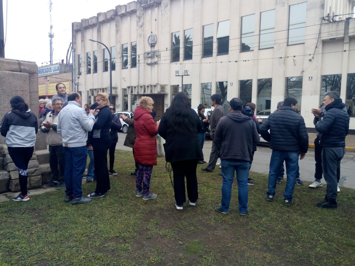 Vecinos protestan contra la Cooperativa Eléctrica de Luján