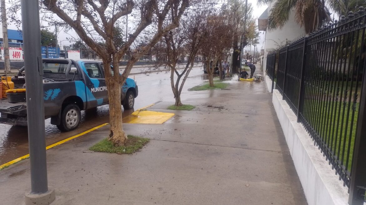 Se rompió un importante caño de agua: ya lo están reparando