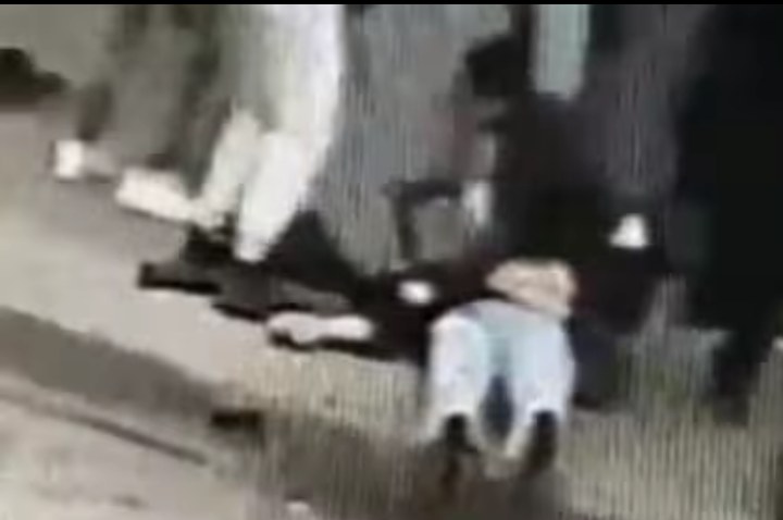 Golpearon brutalmente a un joven que intentó defender a un amigo