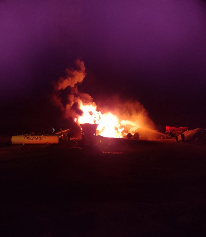 Incendio en tanques de brea: Acceso Oeste y Ruta 7