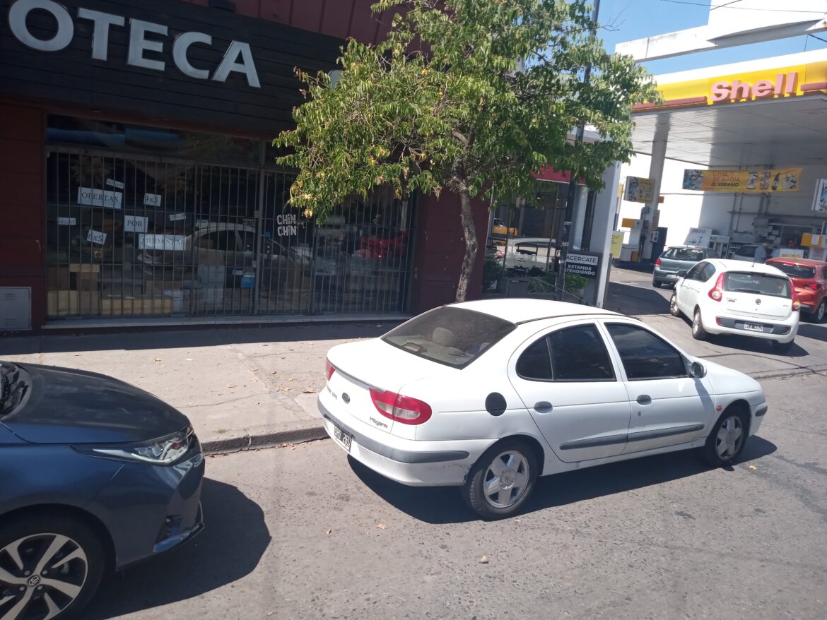 Largas colas en estaciones de servicio ante posibles aumentos