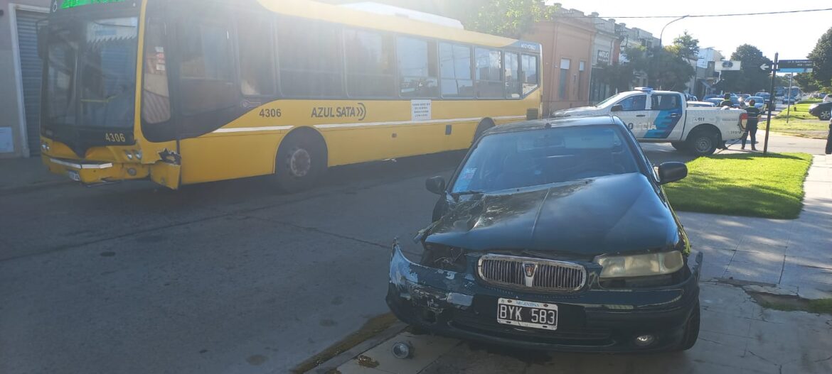 Impresionante choque entre un colectivo y un auto