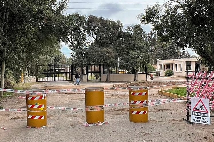 Jáuregui: reconstruyen el pavimento en el acceso al Parque Industrial Villa Flandria II