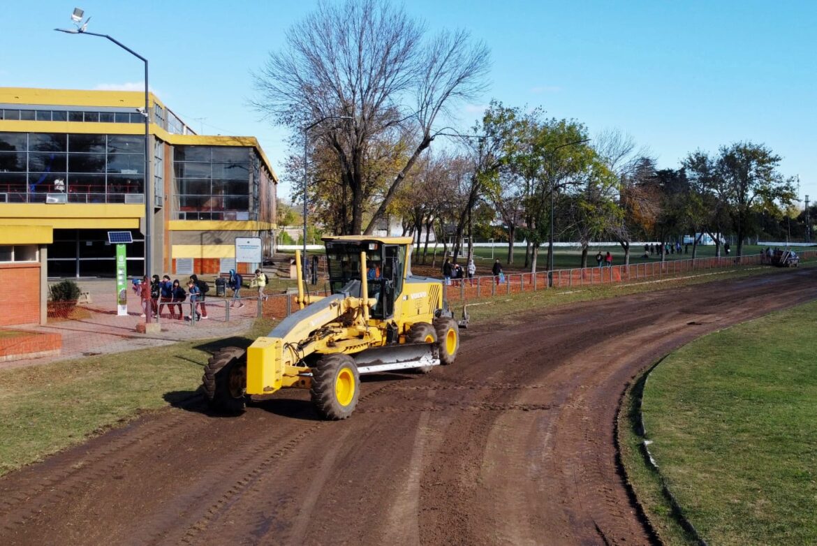 El Municipio comenzó los trabajos de renovación de la pista de atletismo