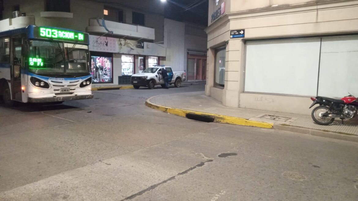 Violento choque entre un colectivo y una moto