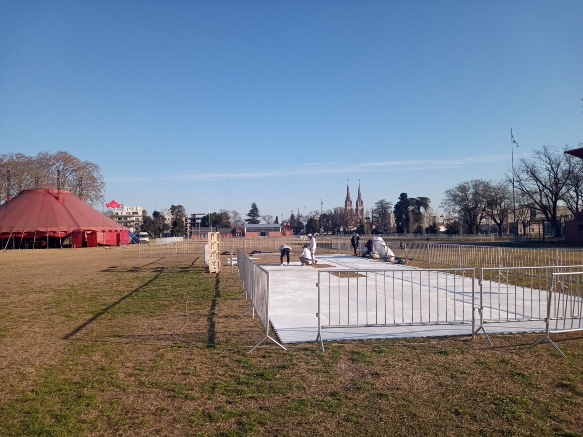 Comienza el armado de la pista de patinaje sobre hielo en Luján