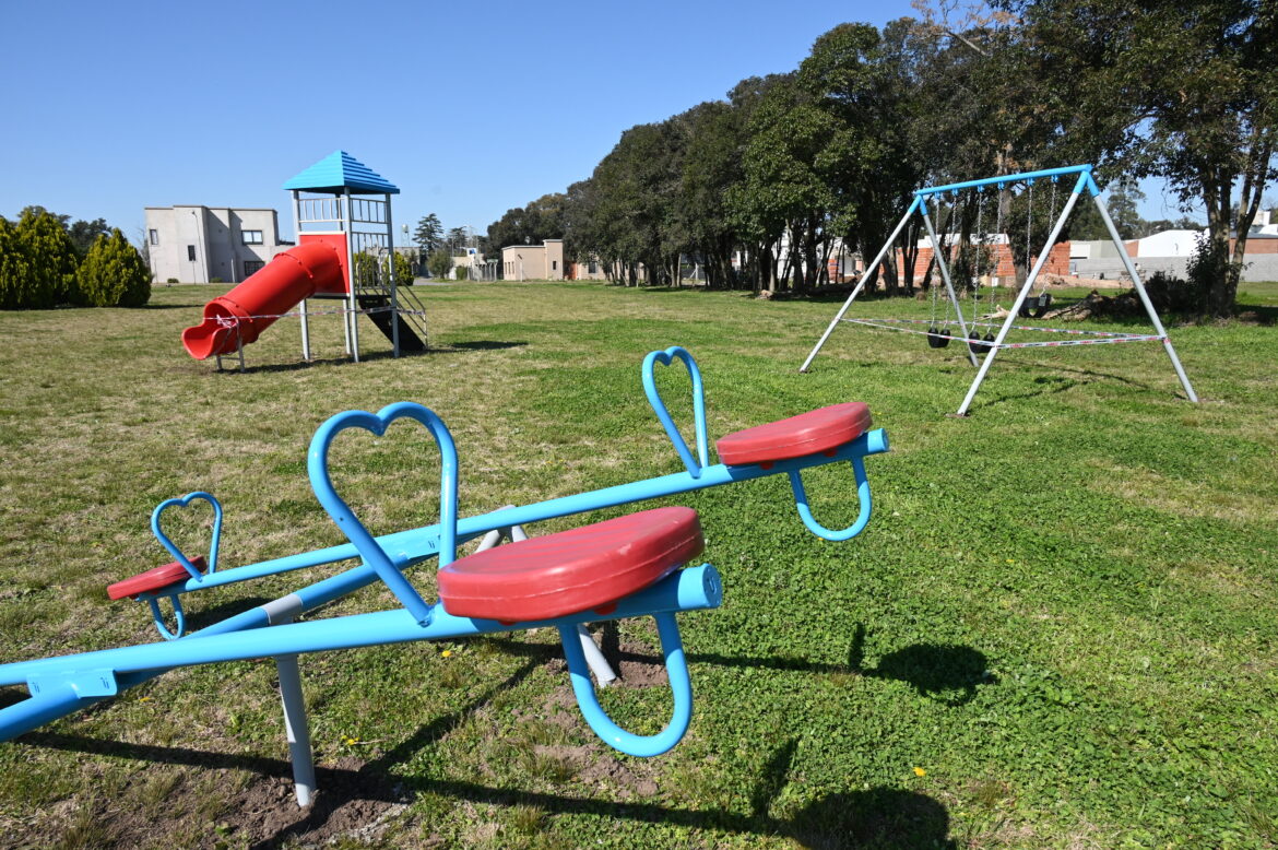 El Municipio instala juegos infantiles en nuevos espacios verdes de Luján