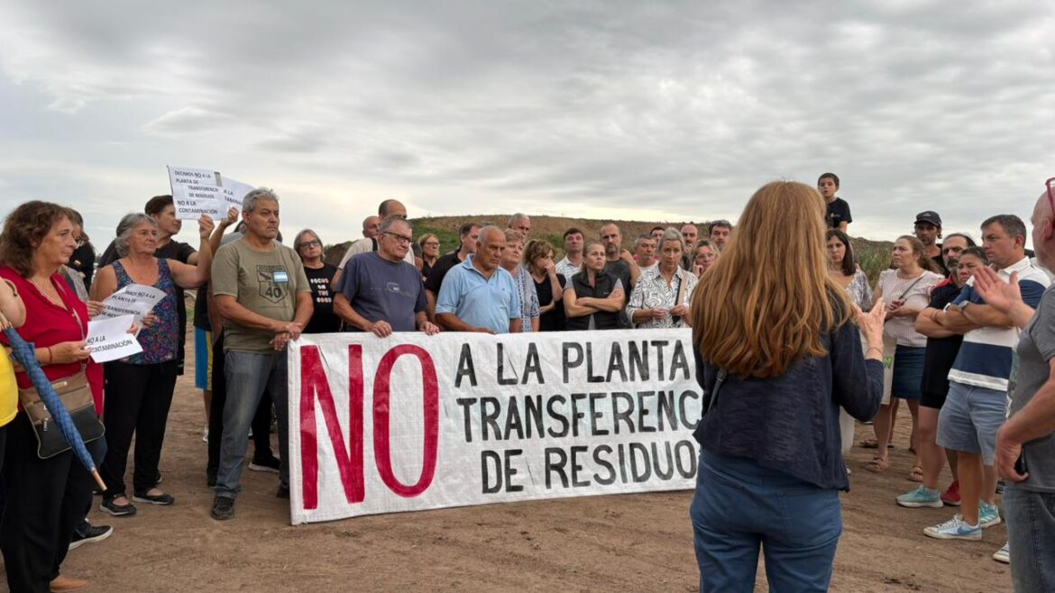 Vecinos se reunieron para reclamar por el centro de transferencia de residuos y pedir más información