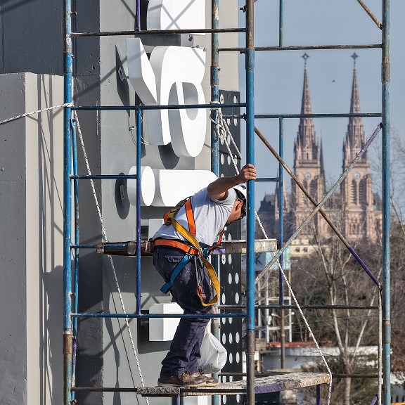 Se realizan trabajos de puesta en valor en el tótem ubicado en la rotonda de ingreso a Luján